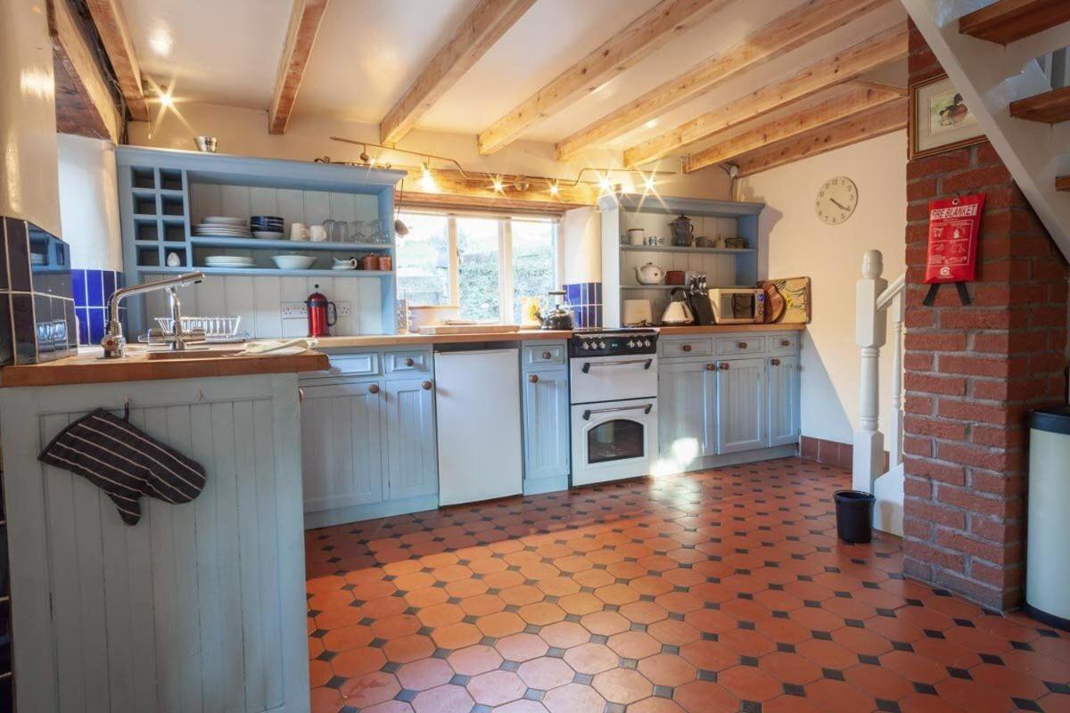 Lee House Farm Holiday Cottage With Possible Use Of Hot Tub Ninety Pounds A Session Waterfall Eksteriør bilde